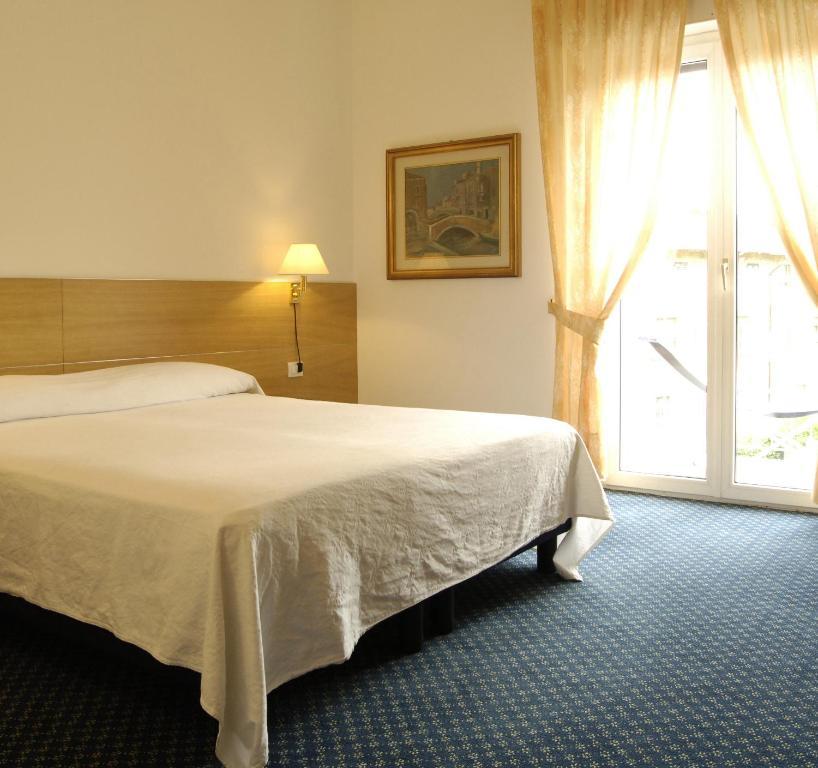 Albergo Al Caminetto Torbole Sul Garda Quarto foto
