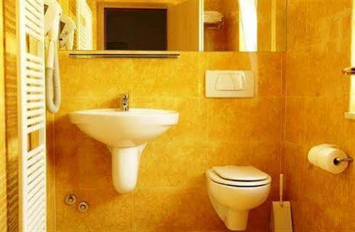 Albergo Al Caminetto Torbole Sul Garda Exterior foto